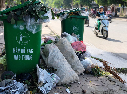 Dân[-]Quảng[-]Ngãi[-]bức[-]xúc[-]vì[-]rác[-]tràn[-]ngập[-]khắp[-]thành[-]phố
